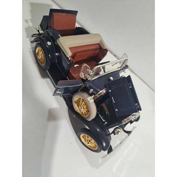 Motor City Classic 1:18 Die Cast 1931 Ford Model A Convertible Classic Car - Picture 6 of 12